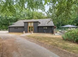 4 Bed in Ewhurst Green oc-w31032