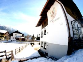 Family Friendly Chalet - Central with Beautiful Mountain Views: Seefeld in Tirol'da bir otel