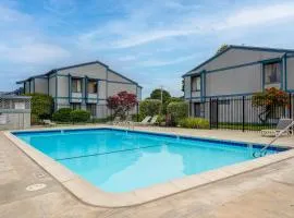 Walk to Capitola Village: Condo w/ 2 Surfboards