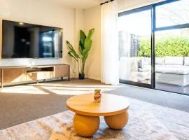 3BR Addington Home, Garage, Nr Wolfbrook Arena