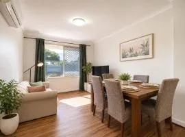 Aurora A1&B1 Airport Haven - Quick Access, Comfy & Free Parking