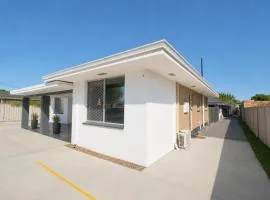 Relaxing Two-Bedroom Retreat Near the Airport