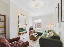 Characterful Loft on Historic Rows, Free Parking