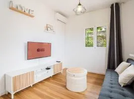 GuestReady-Charming Retreat with Patio & Views