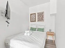 Chambre avec salle de bain privative, bureau et TV