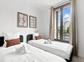 Chambre privee avec deux lits simple, TV et Bureau