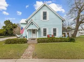 Charming 3BR home in Fernandina Beach with wooded views and space for 8!