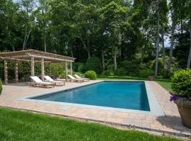 Edge of Woods Escape 4Bd 2Ba Saltwater Pool Close to Beach