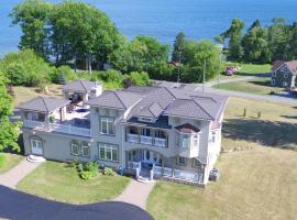 Riverview B&B: Gananoque şehrinde bir otel