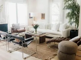 Caviar on Pine in Downtown, Walk to the Square, 4 Bedrooms, 9 Guests