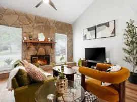 Heritage Haus - Stylish 2BR w Deck Near Marietta Square, Dogs OK