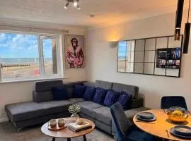 Sea-View Luxury Apartment sleeps 5 - Pet Friendly - Fast WiFi - Off Street Parking - Contractors Dream!!!