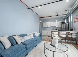 Near Brookfield Zoo - King Bed - Sleeps 7