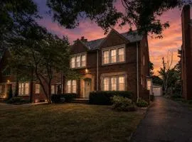 Family Friendly Stay for 12 Private Fenced Yard