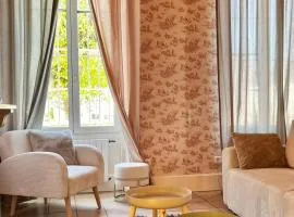 Séjours prolongés en Puisaye - Maison de maître Idéal Famille et Groupe d'Amis - Cour et préau avec four à pain et barbecue - Commerces du centre à 5 min à pied - Guédelon à 25 min - Château de Ratilly à 17 min