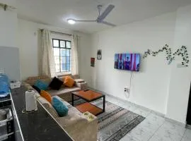cozy 1bedroom mombasa bamburi near the beach with hot shower, Netflix, Secured parking 07&07 for 95 then 61to18