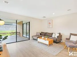 KozyGuru | Greenvale | Charming 7 Bed House