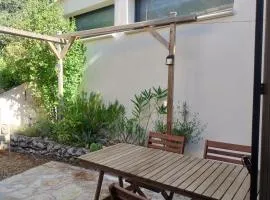 Maisonnette au pied du Mont Ventoux dans hameau naturiste