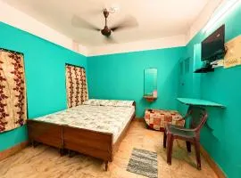 BEST FAMILY HOTEL NEAR SEA BEACH PURI - RK HOLIDAY HOME PURI - Near Light house Beach- Golden Beach and Shree Jagannath Temple , NON AC ROOMS ,Wifi , Kitchen and Free Parking