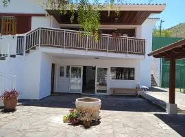 Casa con jardín privado y pista de padel