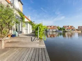 Cozy Waterfront Getaway for a Perfect Holiday