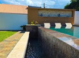 Lilie Location Fleur de Canne Piscine jardin