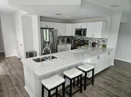 Sunny Home Near Beaches and Malls Pet Friendly