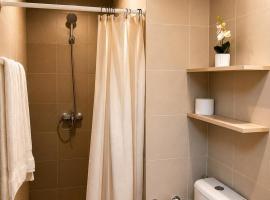 Warm Wood Interiors & Cozy Comfort in Megaworld, hotel u blizini zračne luke 'Zračna luka New Bacolod-Silay', Bacolod