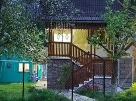 La Umbra Muntilor Traditional House