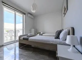 F7 Room 3, Private Bedroom two single beds shared bathroom in shared Flat