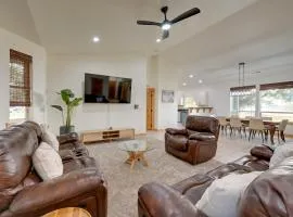 Kennewick Hideaway: Yard, Deck, 2 Living Rooms