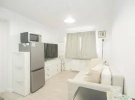 Bright & Modern Room Near Earley Station