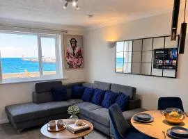 Sea-View Luxury Apartment sleeps 5 - Pet Friendly - Fast WiFi - Off Street Parking - Contractors Dream!!!