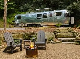 Airstream w Bathtub, River, & Hot Tub