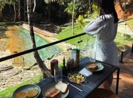 Chalé com banheira, piscina e cachoeira privativa