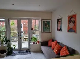Park View Modern townhouse, short level walk to centre