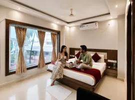 HOTEL NEW PREMIUM #HOME TOWN PURI - Near SWARGADWAR GOLDEN BEACH and Shree Jagannath Temple - Fully - Air - Conditioned-with-Lift-wifi - and Parking Facilities - Near Bengali Market with Prime Location - Best Hotel In Puri