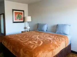 North - King Bed Hotel Studio 219