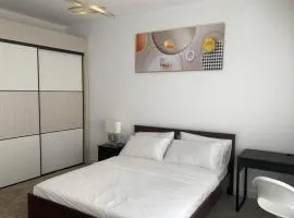 Golf Front Apartment B1, Airconditioned, Furnished , Pickup, 5 minutes Convention Centre
