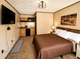Room 20-1 Queen Suite-Woodland Motor Lodge