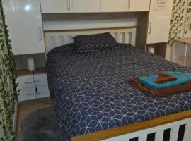 Double Bedroom In Family Shared Home
