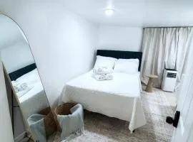Aura Stays - Private Rooms -15 Min to Newark Airport