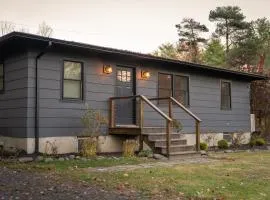 Oakwood Cabin Cozy Retreat with Fire Pit