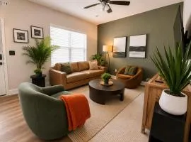 Stylish Pvt Baths Minutes to Shopping & Dining