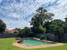 Stylish 1-Bed Cottage,Garden, Pool Secure Parking