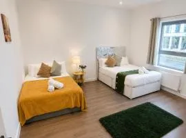 Spacious 2bedroom 2bathroom free parking sleep 6 next to west Croydon station