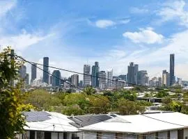 Pet Friendly Family Home In Brisbane - Relocations and Family Stays - Fast Internet - Parking - Netflix