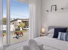 "Redcliffe Townhouse, King Bed, Horses Next Door, Short Walk to Beach"