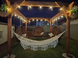 Engadine Guesthouse Retreat with Pool and Outback Bar