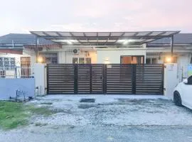 Cozy 4-Bedroom House BBQ Event at Klang by HCK